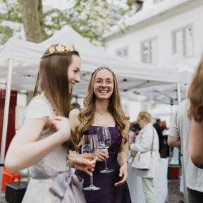 Weinköniginnen lachen mit Weingläsern in den Händen bei einem Weinfest am Rathausplatz in Koblenz ©Koblenz-Touristik GmbH, Picture Colada
