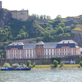 Dikasterialgebäude am Rheinufer vor der Festung Ehrenbreitstein mit dem Rhein im Vordergrund ©Koblenz-Touristik GmbH