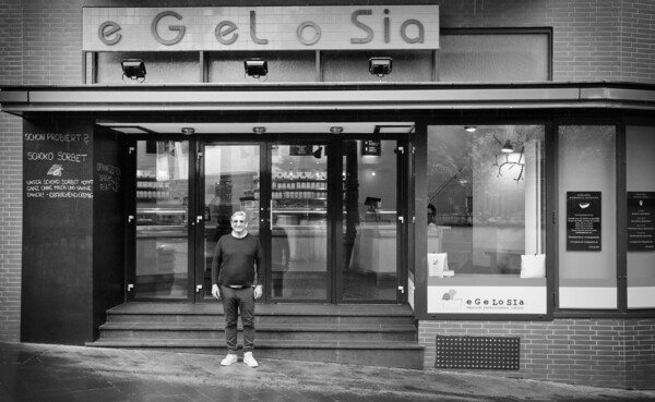 Claudio Zanette steht vor seinem Geschäft "eGeLoSIa" © Philip Bruederle 