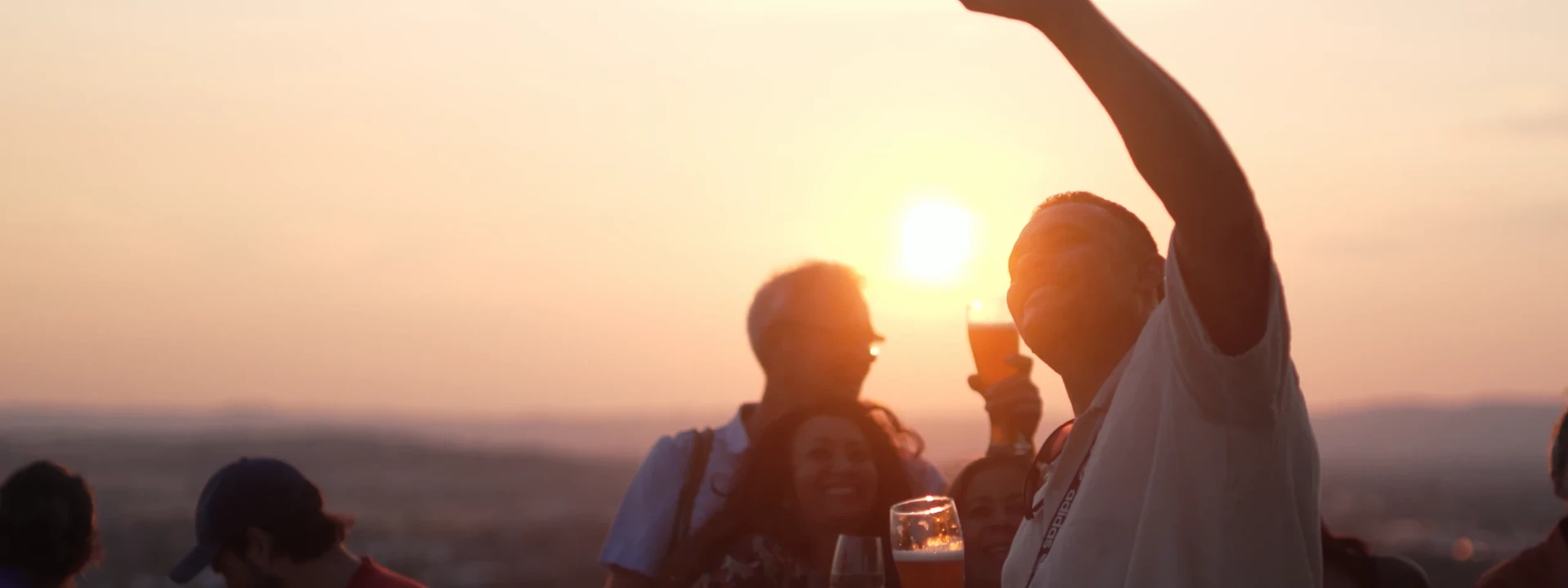 Horizonte Weltmusikfestival 2022 © PlusPunktFilm Mann macht von sich ein Selfie, im Hintergrund Sonnenuntergang © PlusPunktFilm