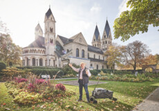 Gästeführer mit Bollerwagen vor der Basilika St. Kastor im Blumenhof  ©Koblenz-Touristik GmbH, Picture Colada 