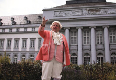 Stadtführer in Kostüm vor dem Kurfürstlichen Schloss in Koblenz ©Koblenz-Touristik GmbH