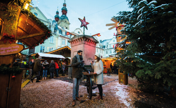 Pärchen trink Glühwein auf dem Koblenzer Weihnachtsmarkt ©Koblenz-Touristik GmbH, Henry Tornow