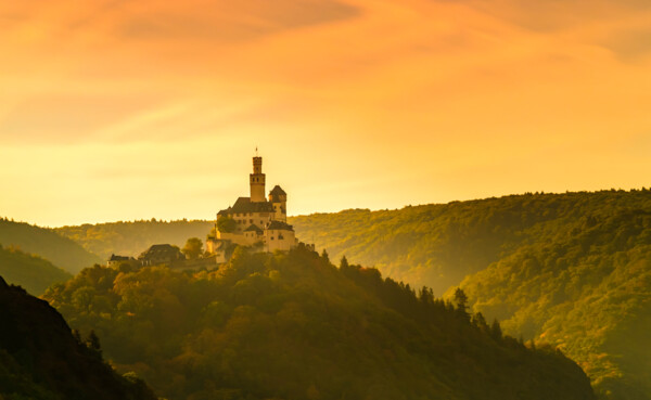 Weitblick auf die Marksburg beim Sonnenuntergang ©