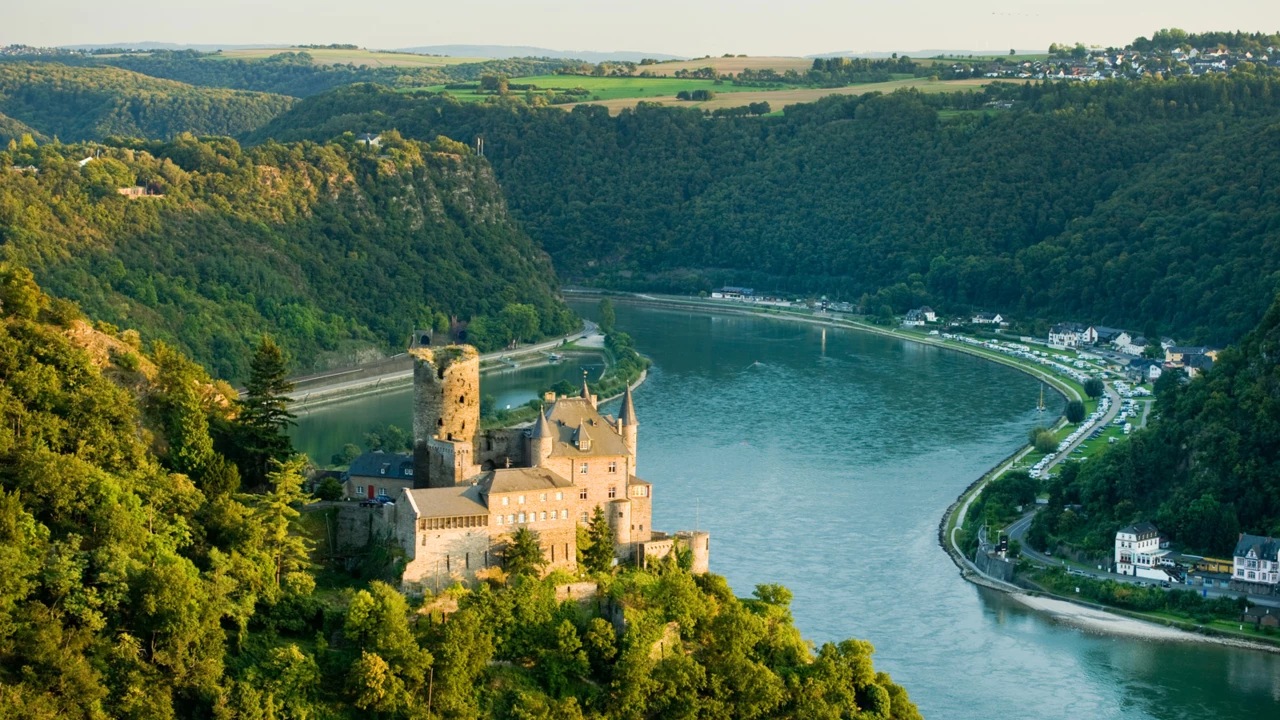 Luftaufnahme von der Burg Katz mit Loreleifelsen im Hintergrund und der Rhein fließt durch