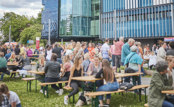 Menschengruppen sitzen DrauÃŸen vor der Rhein-Mosel-Halle ©Koblenz-Touristik GmbH