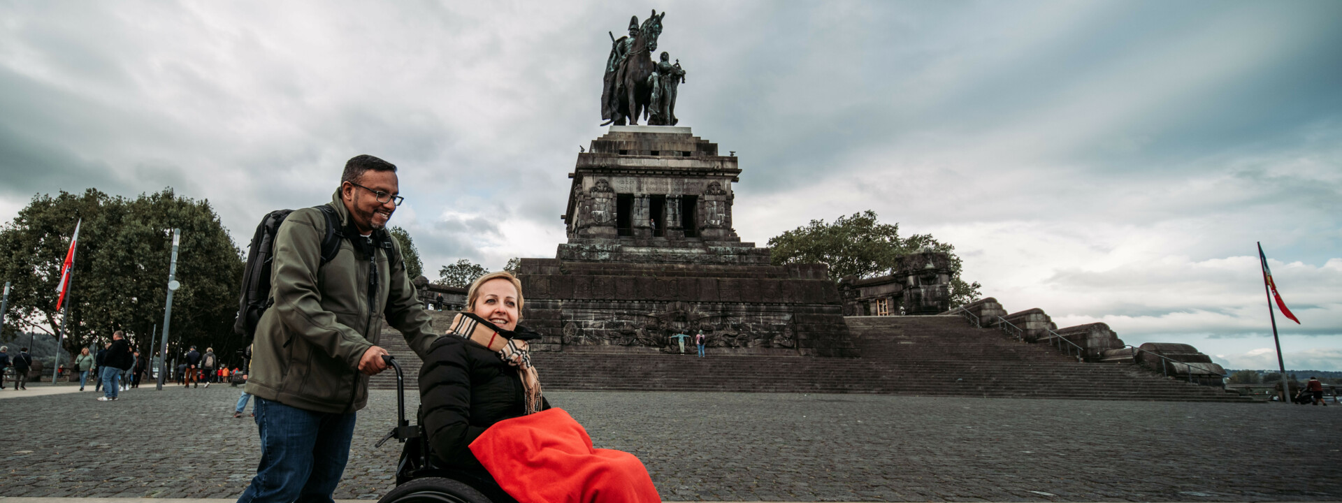Deutsches Eck barrierefrei © Man schiebt Frau im Rollstuhl vor dem Kaiserdenkmal in Koblenz ©