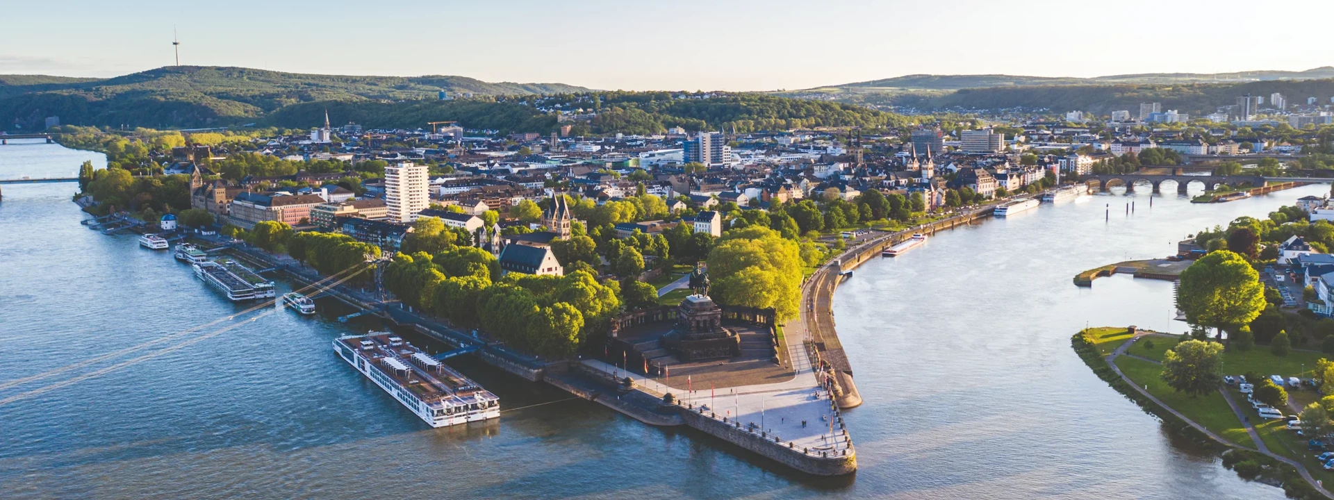 Luftaufnahme Deutsches Eck Koblenz © Koblenz-Touristik GmbH, Dominik Ketz Luftaufnahme vom Deutschen Eck in Koblenz mit der Seilbahn, dem Rhein, der Mosel und Schiffen im Vordergrund © Koblenz-Touristik GmbH, Dominik Ketz