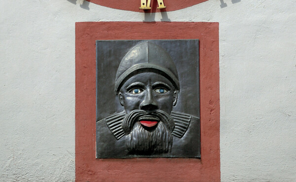 Der Koblenzer Augenroller unter einer Uhr an der Wand ©Koblenz-Touristik GmbH, Augenroller