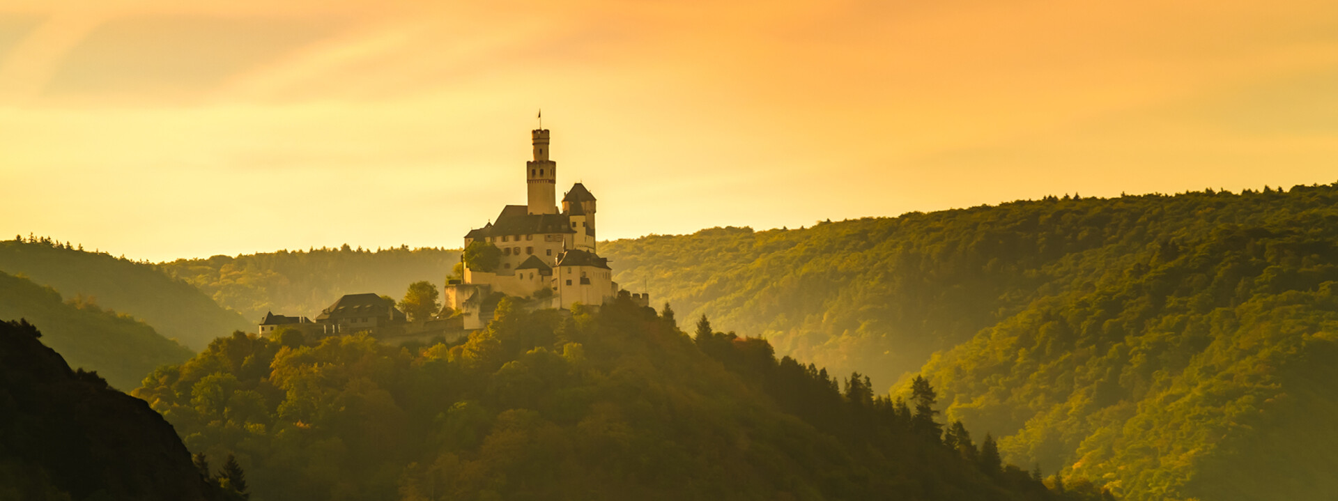 Weitblick auf die Marksburg beim Sonnenuntergang ©