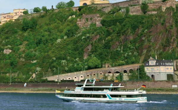 Blick auf die Festung Ehrenbreitstein mit der Seilbahn im Vordergrund und der Schängelfähre bei der Überfahrt über den Rhein ©Generaldirektion Kulturelles Erbe, Pfeuffer 