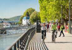 Paar fährt fahrrad entlang der Rheinanlagen © 