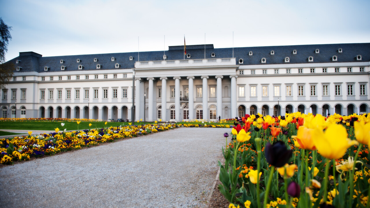 Das Kurfürstliche Schloss in Frühling mit blühenden Blumen ©Koblenz-Touristik GmbH, Effner