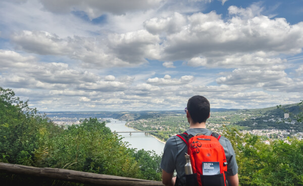 Mann steht am Welterbesteig mit Ausblick auf Koblenz ©Koblenz-Touristik, Ryne Cook Mann steht am Welterbesteig mit Ausblick auf Koblenz ©Koblenz-Touristik, Ryne Cook