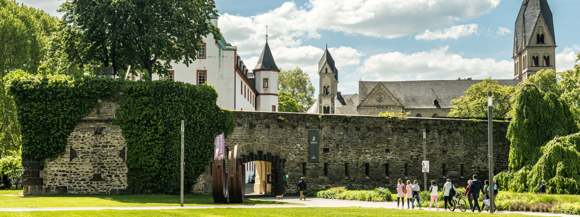 Die Mauer der alten Deutschen Eck mit Türmen des Deutschherrenhauses und der Basilika St. Kastor im Hintergrund ©Koblenz-Touristik GmbH, Dominik Ketz