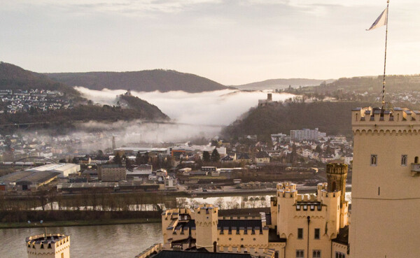Luftaufnahme vom Schloss Stolzenfels mit dem Rhein und der Stadt Lahnstein im Hintergrund © Koblenz-Touristik GmbH, Christian Görtz