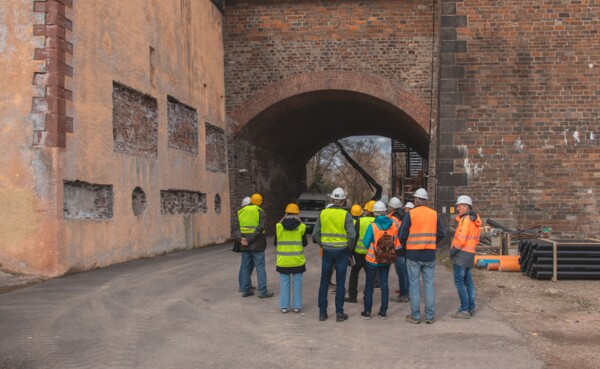Baustellenf&uuml;hrung Pfaffendorfer Br&uuml;cke: Teilnehmergruppe schaut sich die Baustellen an &copy; Koblenz-Touristik, Johannes Bruchhhof