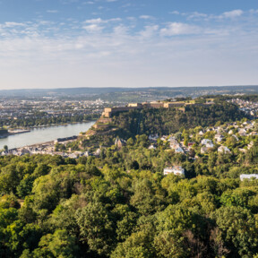 Luftaufnahme von dem Koblenzer Stadtteil Ehrenbreitstein mit der Festung, dem deutschen Eck und dem Zusammenfluss von Rhein und Mosel  ©Dominik Ketz | Rheinland-Pfalz Tourismus GmbH