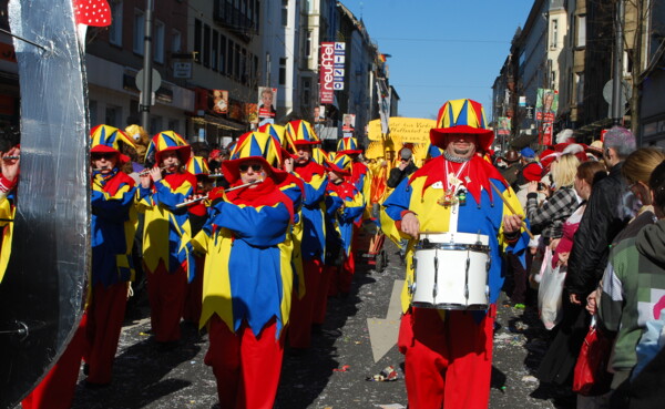 Kind bastelt die Koblenzer St. Martinslaterne © Kind bastelt die Koblenzer St. Martinslaterne ©