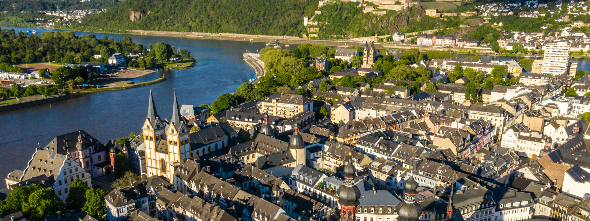 Luftaufnahme der Koblenzer Altstadt mit Liebfrauenkirche, Florinskirche, Altem Kauf- & Danzhaus, Basilika St. Kastor, Festung Ehrenbreitstein, Mosel, Rhein und Deutschem Eck ©Koblenz-Touristik GmbH, Dominik Ketz