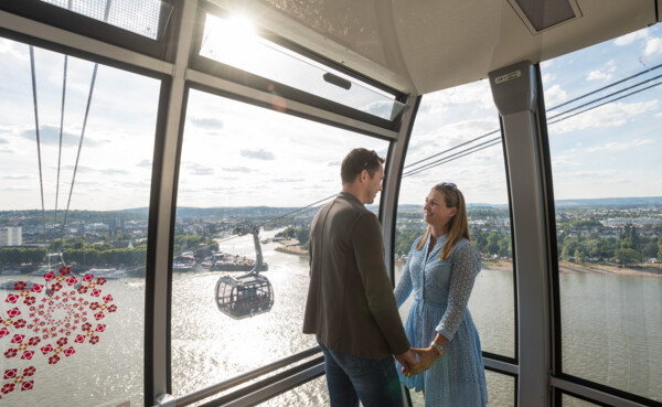 PÃ¤rchen blickt einander in den Augen in einer Panoramakabine der Seilbahn Koblenz ©Koblenz-Touristik GmbH, Dominik Ketz