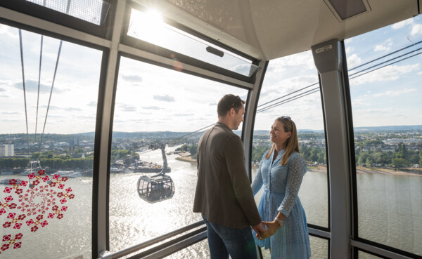 Pärchen blickt einander in den Augen in einer Panoramakabine der Seilbahn Koblenz ©Koblenz-Touristik GmbH, Dominik Ketz