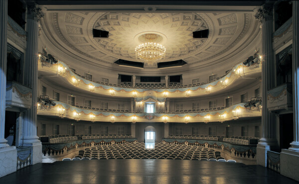 Bühne und Zuschauerbereich des Theaters Koblenz ©Matthias Baus für das Theater Koblenz