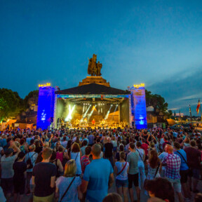 Bühne am Deutschen Eck während des Koblenzer Sommerfestes zu "Rhein in Flammen" © Koblenz-Touristik GmbH, Artur Lik