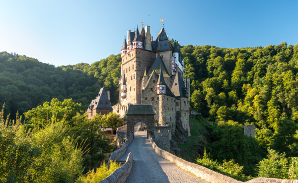 Kasteel Eltz vanaf de voorkant omringd door groen bos ©Rheinland-Pfaltz Tourismus GmbH, Dominik Ketz