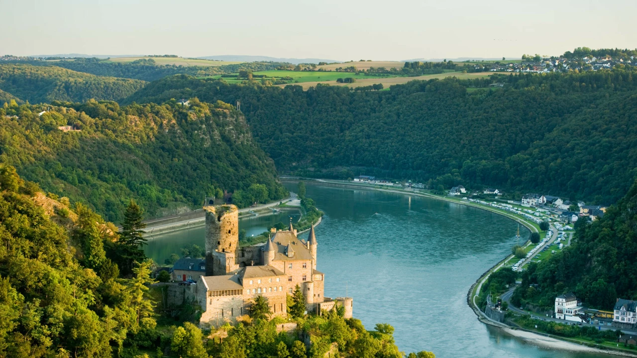 Luftaufnahme von der Burg Katz mit Loreleyfelsen im Hintergrund und der Rhein fließt durch