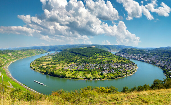 Rheinschleife über Boppard bei sonnigem Himmel mit Schiff auf dem Fluss und Weinbergen im Hintergrund ©