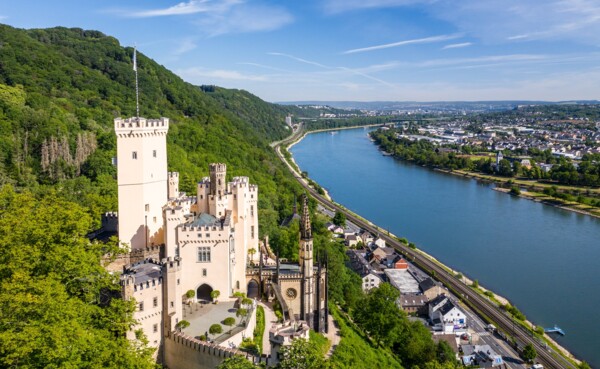 Schloss Stolzenfels mit dem Rhein im Hintergrund ©Koblenz-Touristik GmbH, Dominik Ketz 