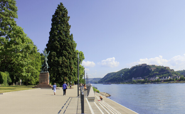 Schlossstufen mit dem Görres Denkmal an den Rheinanlagen mit der Festung Ehrenbreitstein im Hintergrund © Koblenz-Touristik GmbH, Swantje Nickolay