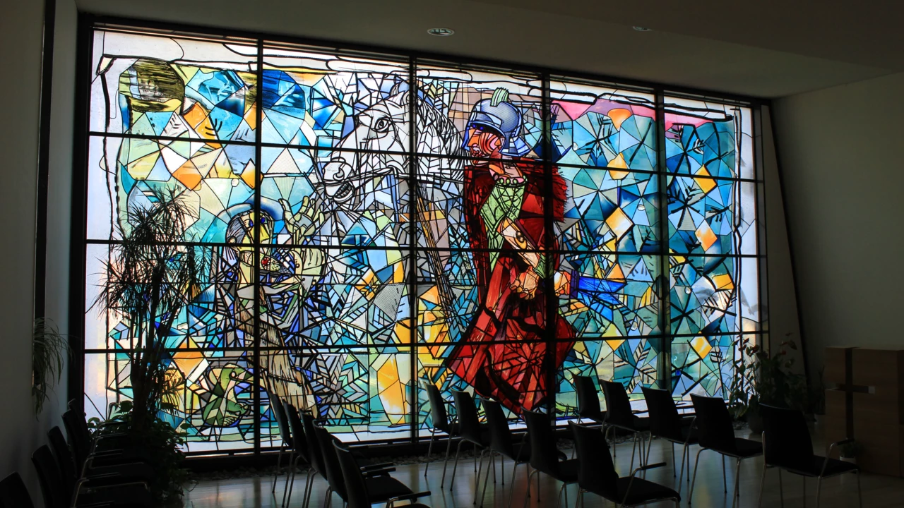 Glasmalerei in der Kapelle St. Martin mit Reihenbestühlung