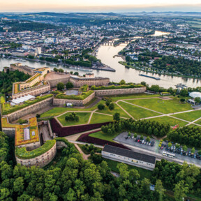 Luftaufnahme von der Festung Ehrenbreitstein mit dem Deutschen Eck, Rhein, Mosel und Koblenz im Hintergrund ©Adobe Stock