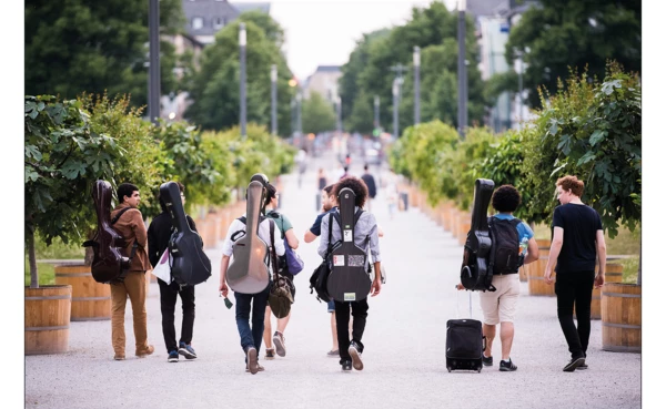 Mann mit Gitarre spielt vor Publikum im Guitar Festival
