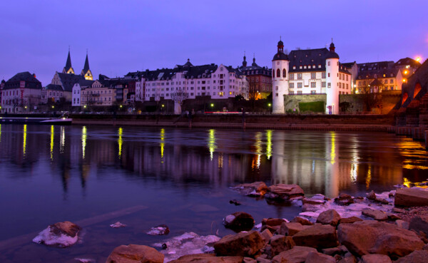 Abendfoto von der Alten Burg in Koblenz mit der Balduinbrücke und mit der Mosel im Vordergrund © Koblenz-Touristik GmbH, Christian Nentwig