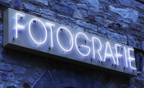 Leuchtschriftzug Fotografie über dem Eingang zum Haus der Fotografie im Landesmuseum Koblenz ©GDKE, U. Pfeuffer