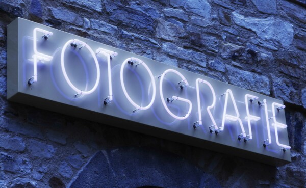 Leuchtschriftzug Fotografie über dem Eingang zum Haus der Fotografie im Landesmuseum Koblenz © GDKE, U. Pfeuffer