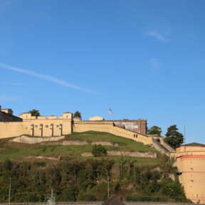 Fort Konstantin bei blauem Himmel ©Koblenz-Touristik GmbH
