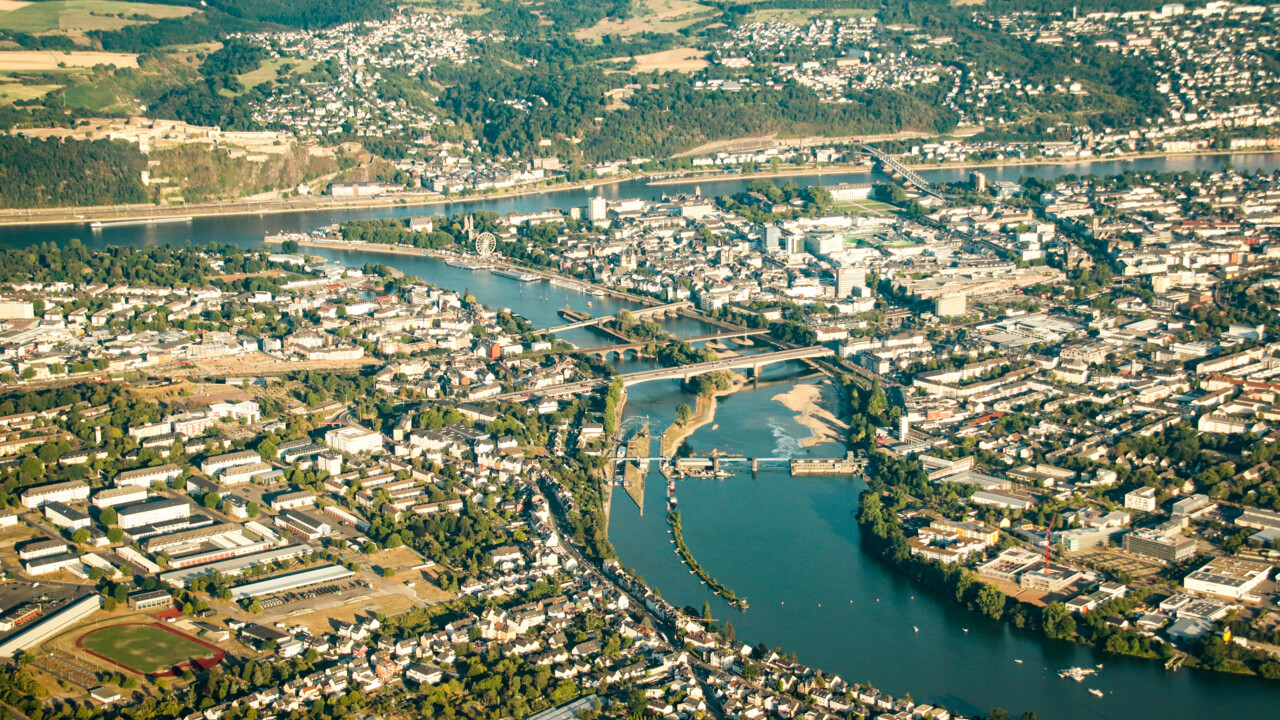 Luftaufnahme von Koblenz mit den Moselbrücken im Vordergrund und der Festung im Hintergrund ©Johannes Bruchhof 