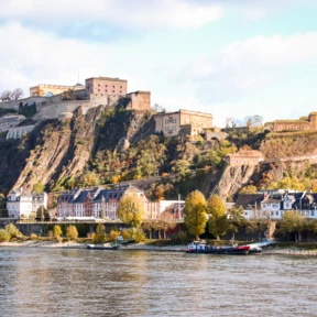 Blick über den Rhein mit der Festung Ehrenbreitstein auf einem Hügel