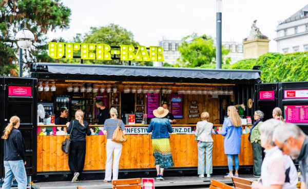 250706_37.jpg © Koblenz-Touristik, Kai Myller Ufer-Bar an den Schlossstufen © Koblenz-Touristik, Kai Myller