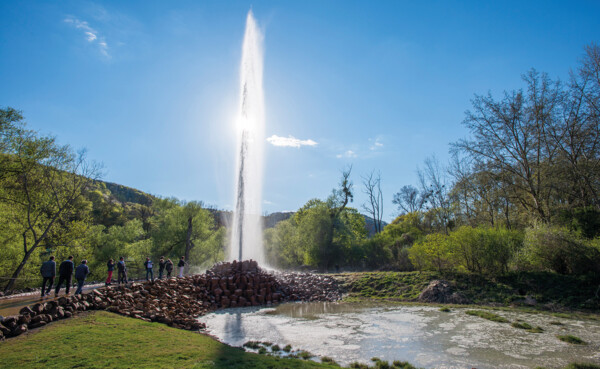 Geysir Andernach hinterbeleuchtet von der Sonne mit beobachtenden Menschen im Vordergrund © Geysir.info GmbH, Klaus-Peter Kappes