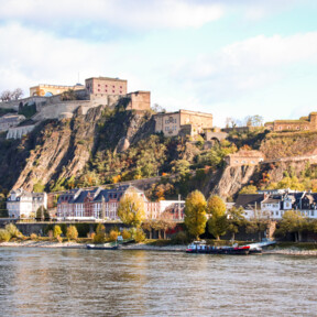 Blick über den Rhein mit der Festung Ehrenbreitstein auf einem Hügel © Johannes Bruchhof