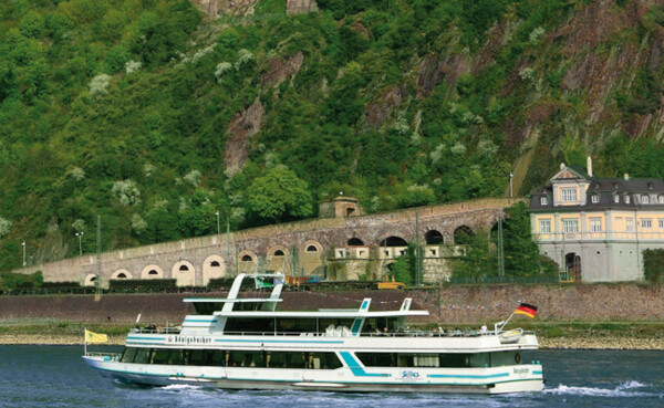 Ship Gilles sails in front of the Festung Ehrenbreitstein on the Rhine in Koblenz © GDKE, Pfeuffer