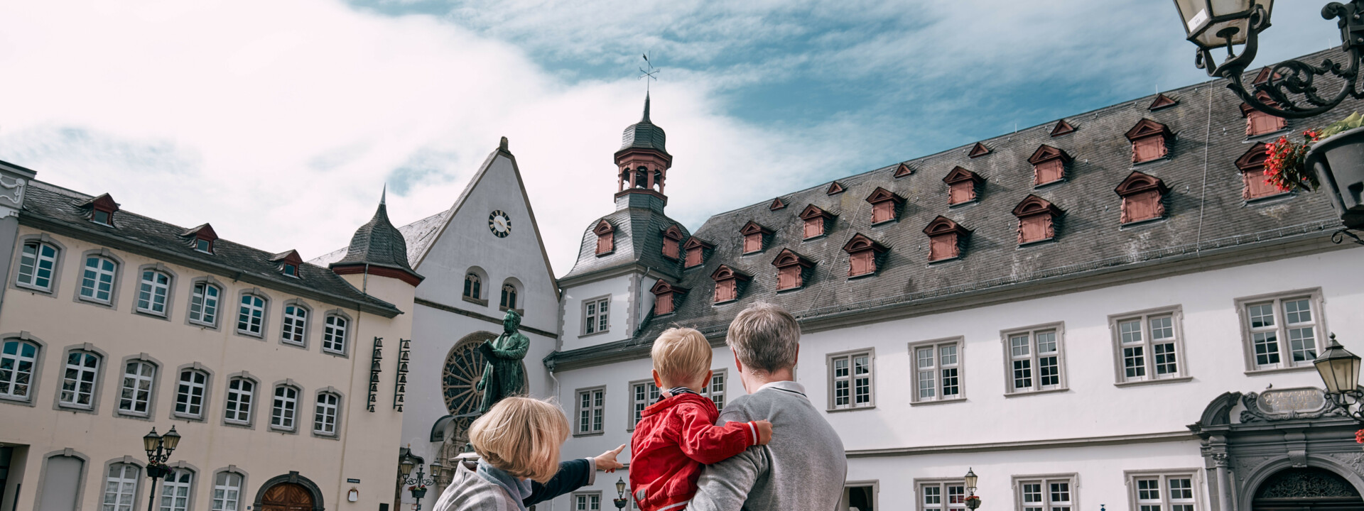 Rentner mit 2 Enkelkindern zeigen den Jesuitenplatz in Koblenz ©Koblenz-Touristik GmbH, Philip Bruederle