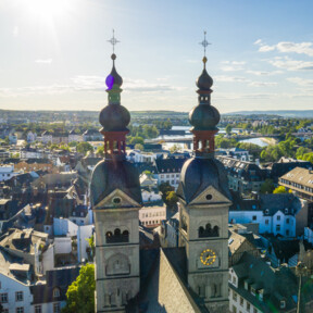 Zwei Türme der Liebfrauenkirche in Koblenz mit Altstadt im Hintergrund © Koblenz-Touristik GmbH, Dominik Ketz