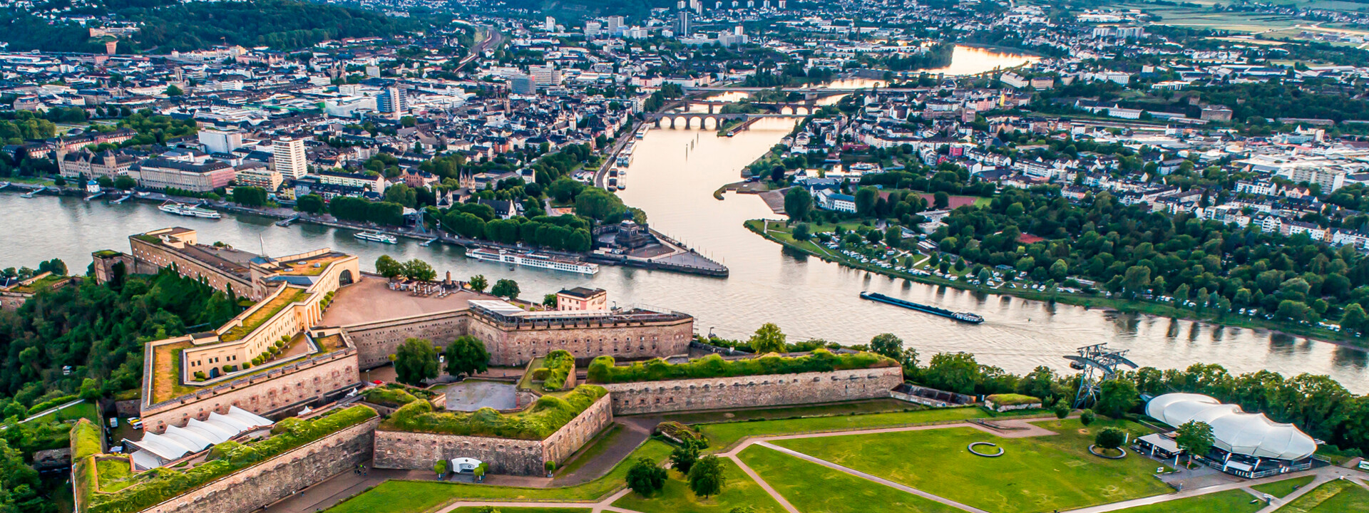 Luftaufnahme über der Festung Ehrenbreitstein mit der Stadt Koblenz und dem Zusammenfluss von Rhein und Mosel im Hintergrund. ©