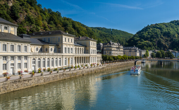 Blick auf Ufer in Bad Ems mit Passagierschiff auf der Lahn ©Dominik Ketz